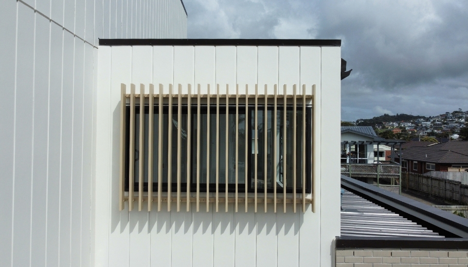 Vertical woodgrain louvres for privacy