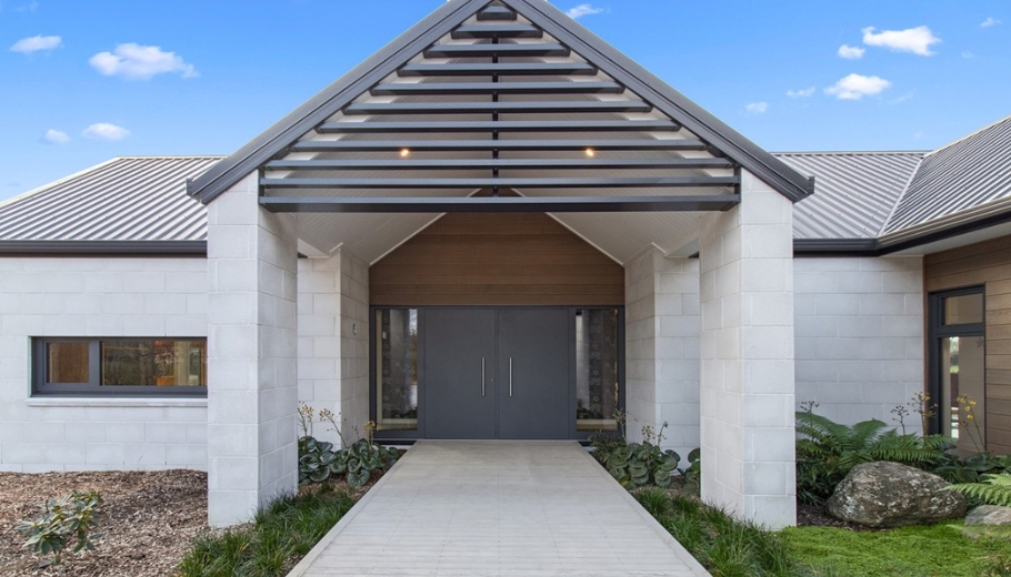 Fixed aluminium louvres in an entryway