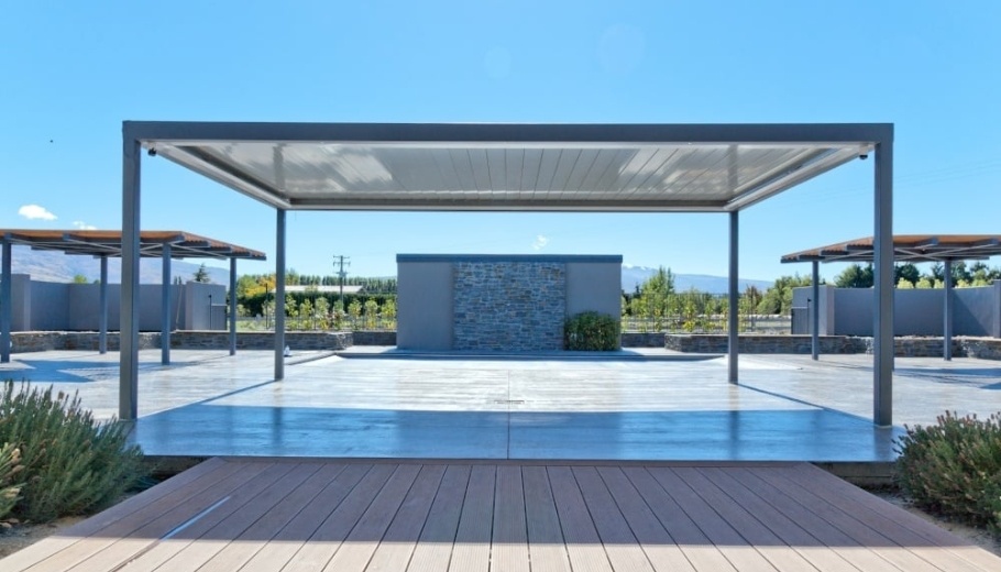Free-standing louvre roof frame