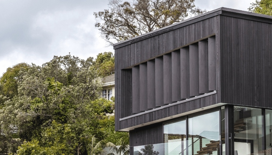 Vertical operable louvres for sun shading