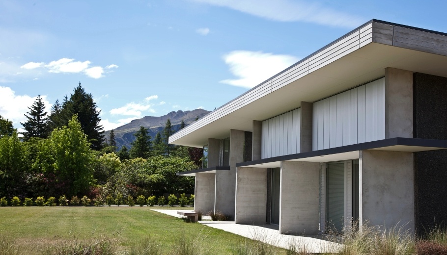 Vertical operable louvres