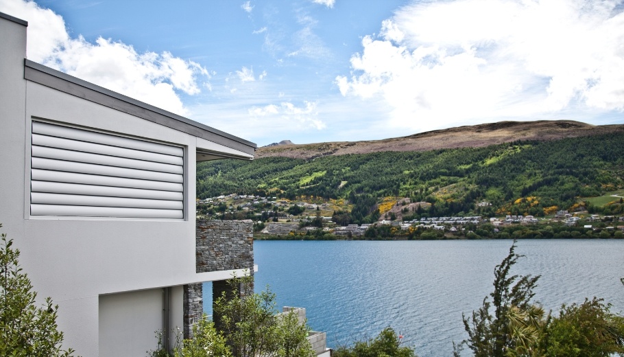 Horizontal operable louvres for privacy