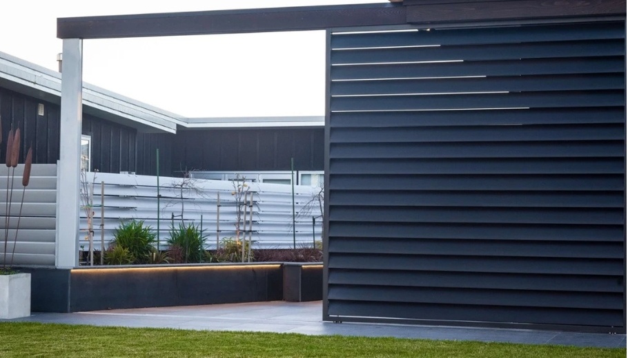 Sliding louvre screens for privacy