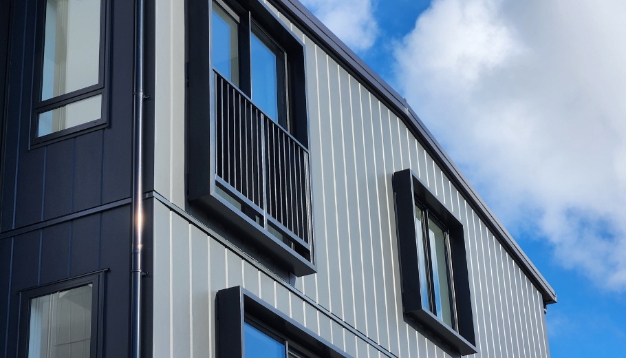 Window shroud with louvre balustrade