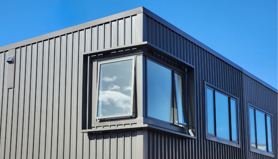 Corner window shroud