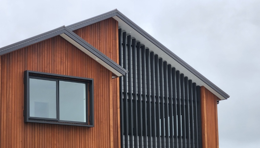 Window shroud and louvre blades